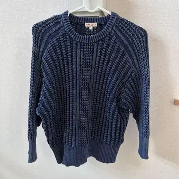 네이비 뜨개질 디자인 긴팔 니트