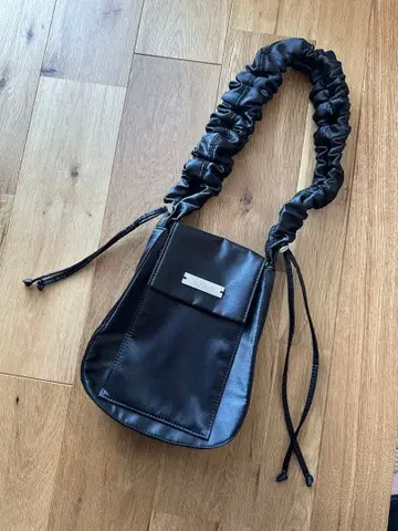 블랙 합성 피혁 숄더백