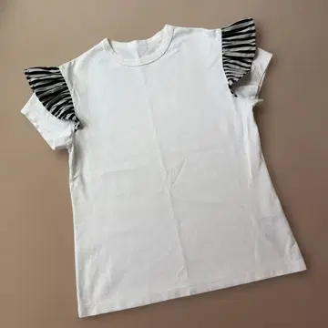 보더스 앳 발코니 프릴 달린 화이트 T셔츠