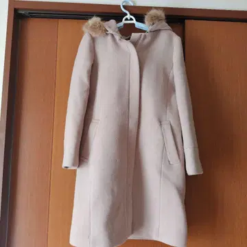 후드 부착 베이지 롱 코트