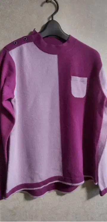 퍼플과 라이트 퍼플의 긴팔 니트