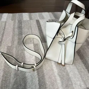 여성용 밴딩 숄더백 화이트