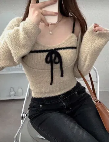 FRIFUL 베이지 리본 포함 니트탑