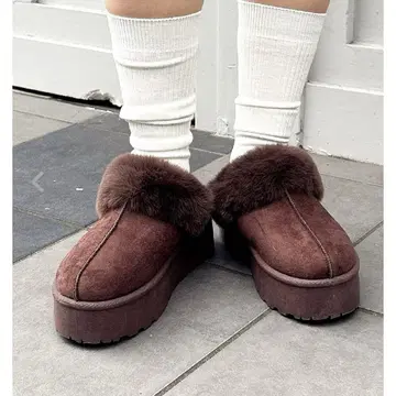 INGNI (잉그) 통굽 페이크 무스탕 샌들