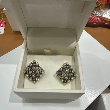 다이아몬드형 크리스탈 귀찌 상자 없음 희망 시 1000엔 할인