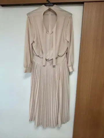 ANAYI 베이지 플리츠 원피스