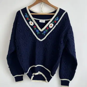 쇼와 레트로 네이비 V넥 니트 스웨터