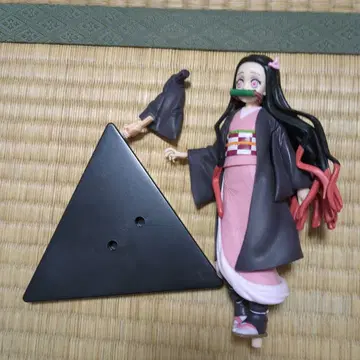 네즈코 피규어 삼각형 받침대 포함