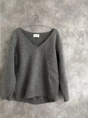 CLANE 클라네 새상품급 백 모티브 니트 V넥 니트 그레이