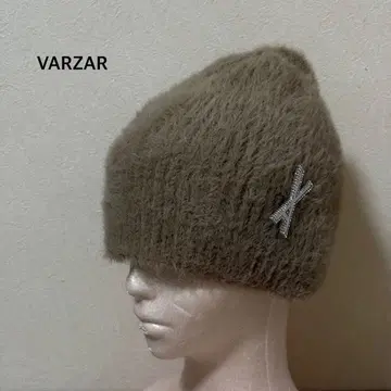 새상품급 VARZAR VA Brooch Soft Angora Beanie