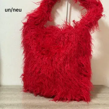 un/neu 퍼 몬스터 숄더백 레드