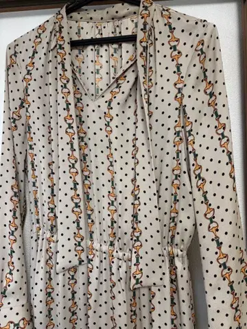 세련된 PINKY&DIANNE 도트 무늬 긴팔 원피스 베이지 사이즈 38