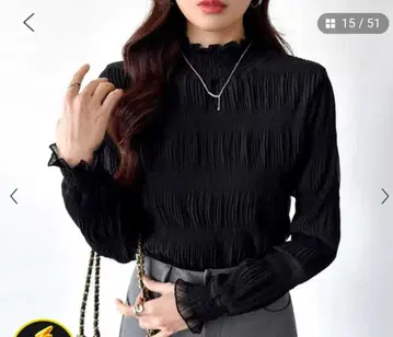 하이넥 블랙 플리츠 셔츠