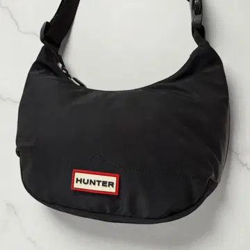 새상품급 헌터 숄더백 하프문 블랙 크로스바디백