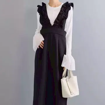 [ 새상품! ] 이소재 프릴 숄더 점프스커트 블랙