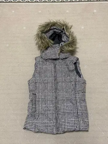 유니클로 다운 베스트 하운드투스 M 후드 퍼 탈부착 가능 체크