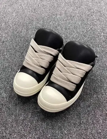 슬립온 스니커즈 블랙과 화이트