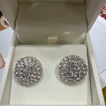 크리스탈 다이아풍 장식의 골드 귀걸이