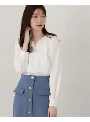 PROPORTION BODY DRESSING 체인 부착 턱 블라우스