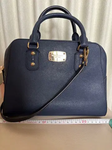 마이클코어스 네이비 합성 피혁 백