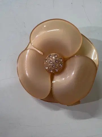 꽃 모양 베이지 헤어 클립 스톤 포함