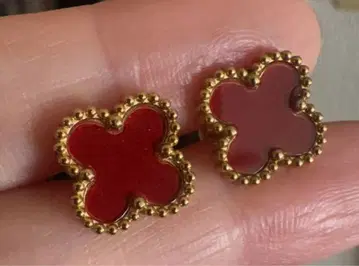 마노 빨간색 클로버형 스터드 귀걸이