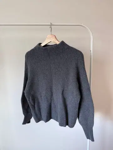 ADAM ET ROPE 다크 그레이 모크넥 스웨터