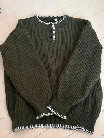 올리브 그린 리브 니트