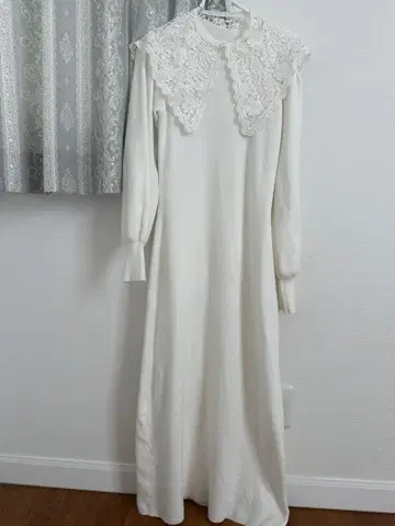 레이스 카라 부착 화이트 롱 원피스 토코 클로젯