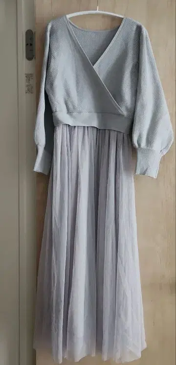 라이트 그레이 랩 디자인 니트 원피스