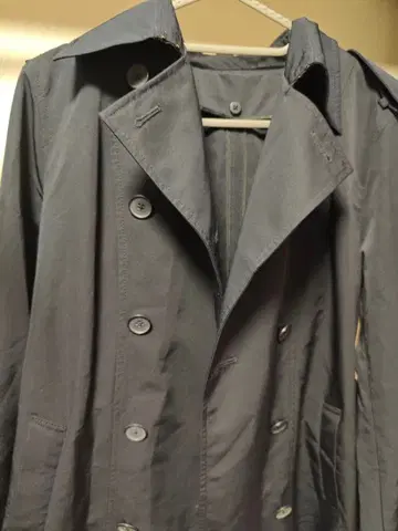 다크 그레이 더블 브레스트 트렌치코트