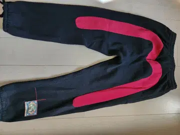 블랙 레드 캐릭터 자수 팬츠