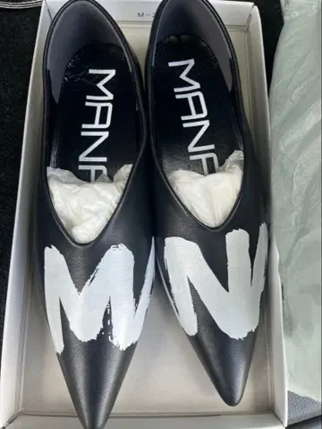 완판템 MANA 로고 펌프스 36 블랙