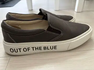 브라운 슬립온 OUT OF THE BLUE