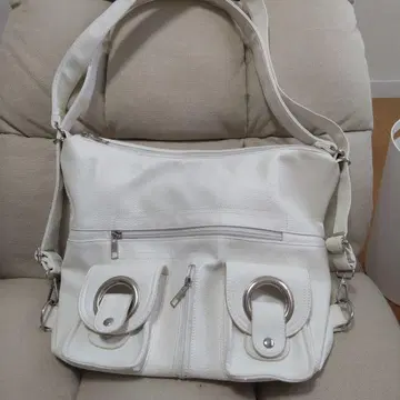 화이트 숄더백 프론트 포켓 부착