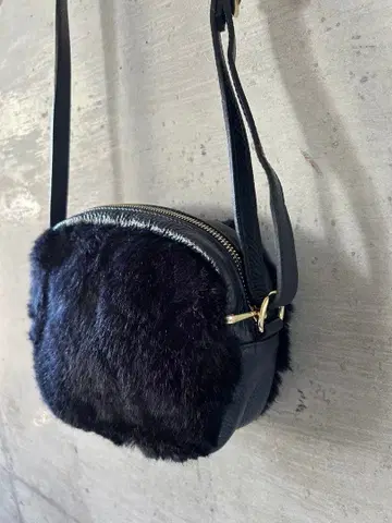 새상품급 이탈리아제 MILOS 네이비 퍼 가죽 백