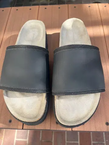 Hender Scheme caterpillar 카마보코 샌들