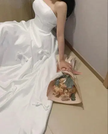 화이트 새틴 웨딩 드레스