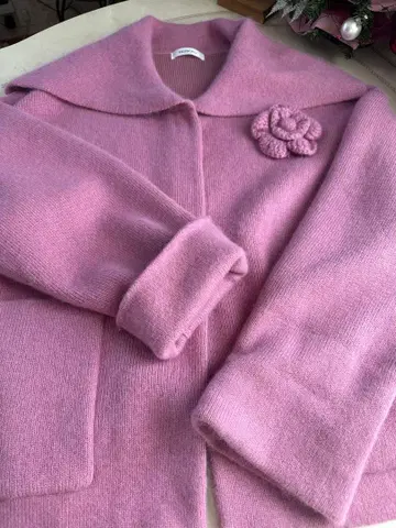 INGEBORG 핑크 가디건 플라워 모티브 부착