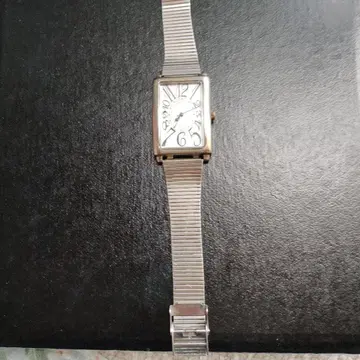 스퀘어형 화이트 다이얼 시계