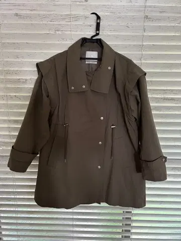 올리브색 후드 부착 자켓