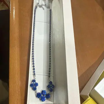 파란색 크리스탈 플라워 모티브 목걸이 코스튬 주얼리