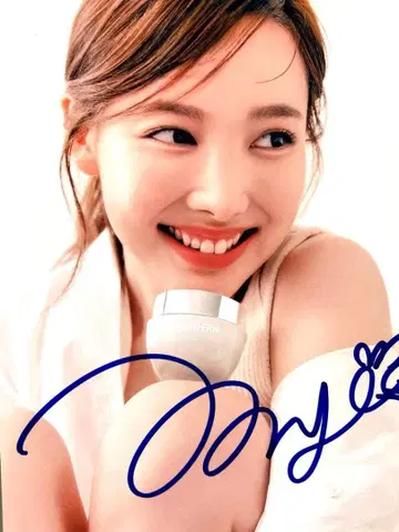 나연 친필 사인 포함 2L 사이즈 사진 -