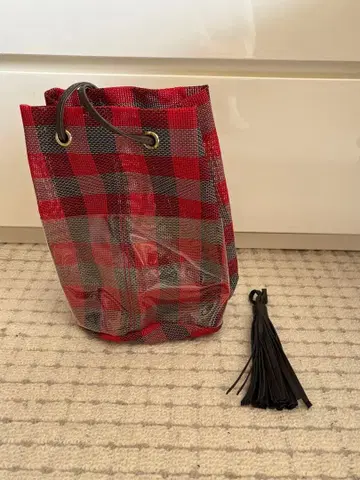 빨간색과 검은색 체크 무늬 복조리형 토트백