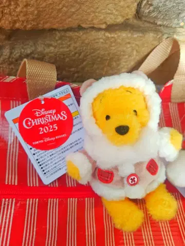 디즈니 크리스마스 2025 푸우 인형 배지 미사용 새상품입니다
