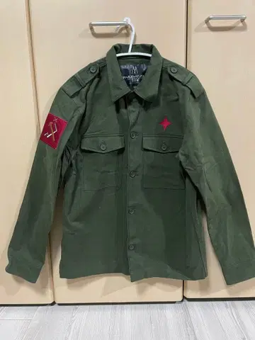 [ 중고 ] 걸즈&판처 극장판 프라우다 고등학교 셔츠 M 사이즈