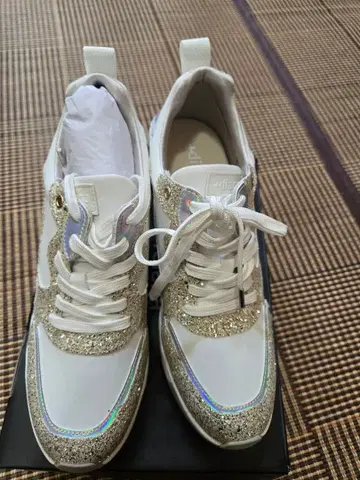 diana 스니커즈 미사용 새상품