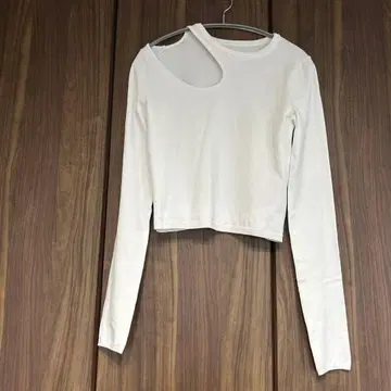 [ 스타일링 ] 화이트 한쪽 오픈 숄더 긴팔 상의