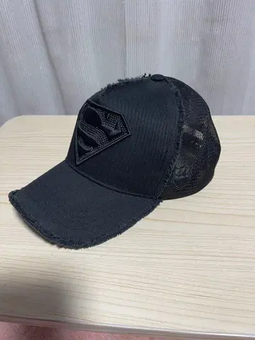 요시노리 코타케 슈퍼맨 스와로브스키