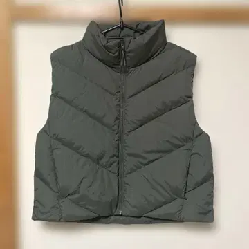 미사용품 UNIQLO 퍼프테크 크롭 베스트 올리브 M 사이즈 유니클로